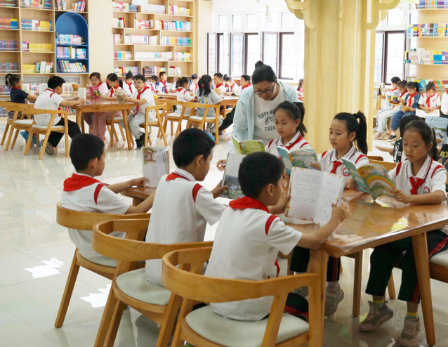 终于近距离才智了人工智能的技能小学的校园里孩子们欢呼雀跃